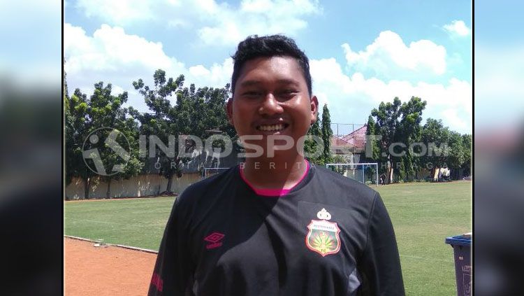 Antoni, Penerjemah Pelatih Bhayangkara FC, Simon McMenemy. Copyright: © Fitra Herdian/INDOSPORT