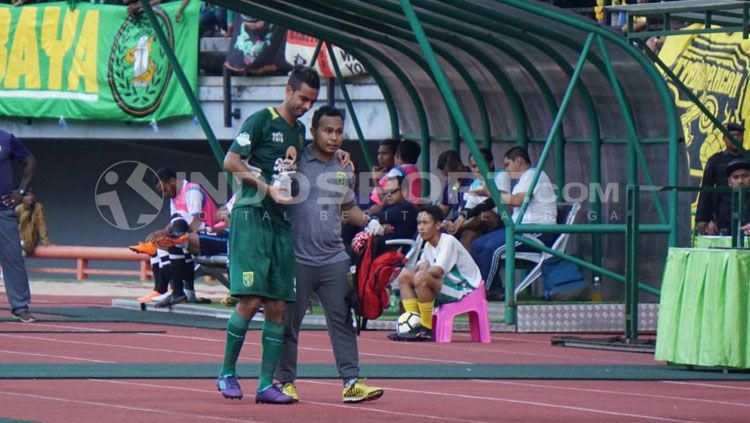 Oktavio Dutra saat di tarik keluar Copyright: © Fitra Herdian/INDOSPORT