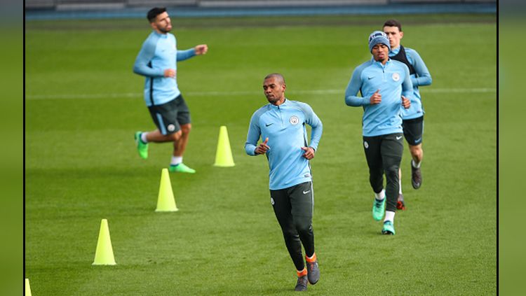 Fernandinho saat latihan bersama Man City. Copyright: © Getty Image