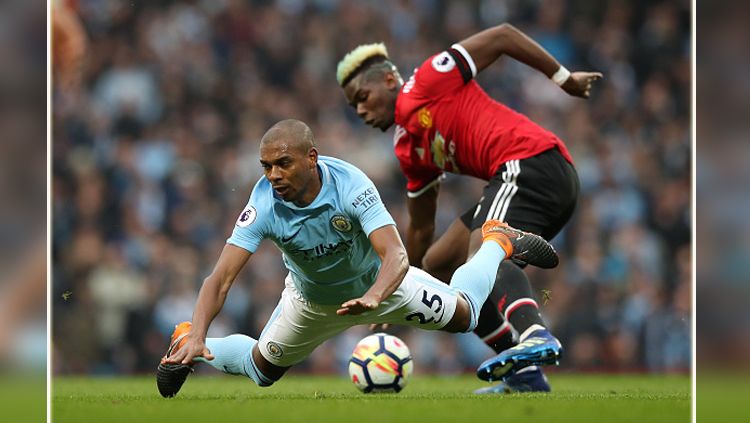 Fernandinho saat melawan gelandang serang Man United, Paul Pogba. Copyright: © Getty Image