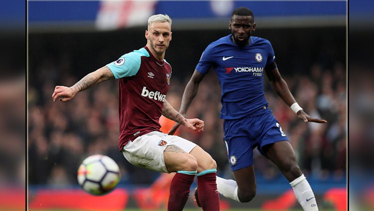 Antonio Rudiger (bek tengah Chelsea) saat berduel dengan pemain West Ham United,Marko Arnautovic. Copyright: © Getty Image