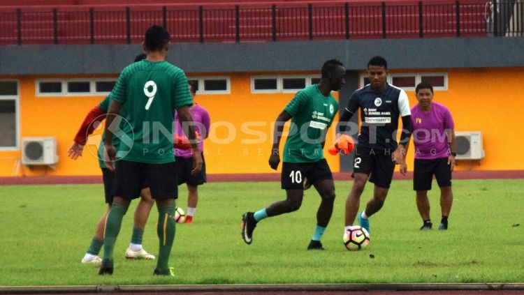 Sesi latihan Sriwijaya FC. Copyright: © Muhammad Effendi/INDOSPORT