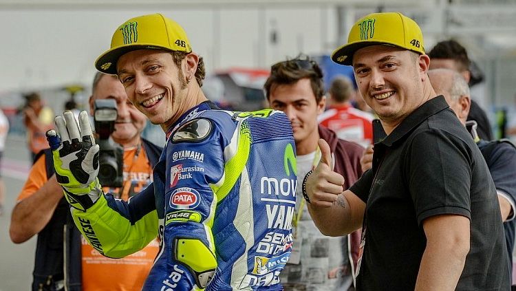 Massimo Meregalli bersama Jorge lorenzo dan Valentino Rossi. Copyright: Â© Istimewa.