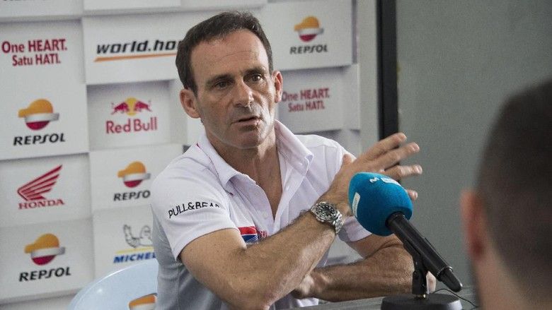 Manajer tim MotoGP Repsol Honda, Alberto Puig, membantah kritik yang menyebut pihaknya hanya memprioritaskan motor untuk Marc Marquez. Copyright: © getty image