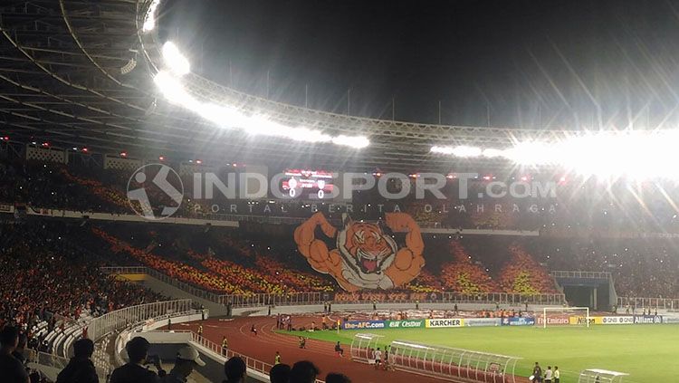 Koreografi The Jakmania di SUGBK. Copyright: © INDOSPORT/Zainal Hasan