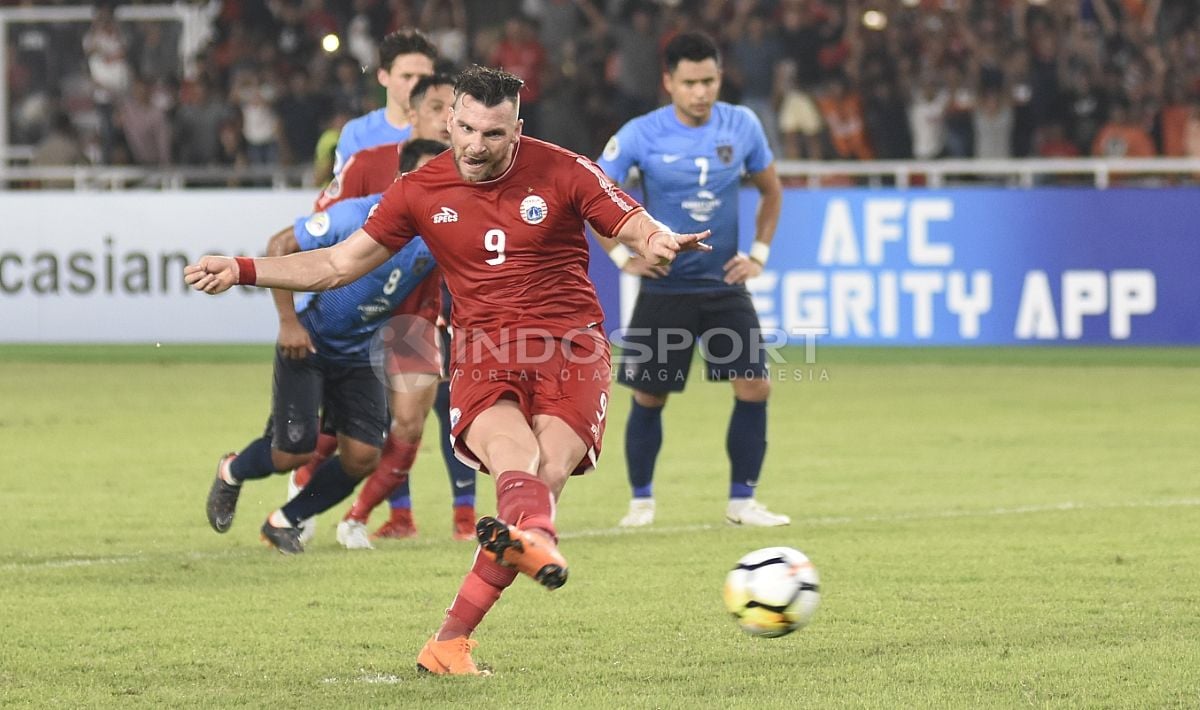 Marko Simic melakukan tendangan penalti ke gawang JDT yang menghasilkan gol ke 4 untuk Persija. Copyright: © Herry Ibrahim/INDOSPORT