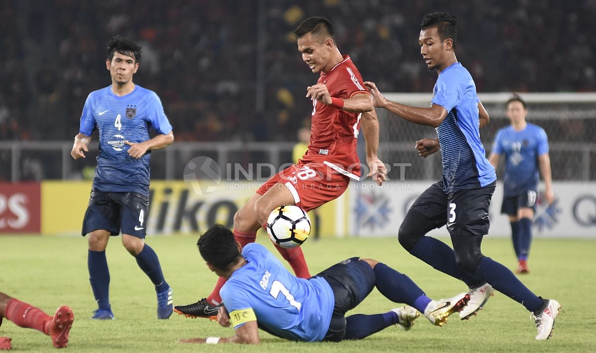 Rezaldi Hehanusa harus mendapat kawalan beberapa pemain JDT. Copyright: © Herry Ibrahim/INDOSPORT