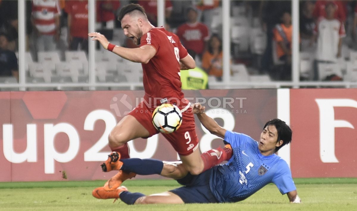 Bek JDT, Amirulhadi Zainal melakukan tekel ke arah Marko Simic. Copyright: © Herry Ibrahim/INDOSPORT