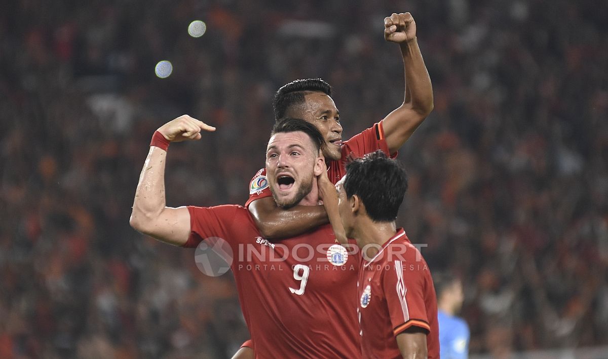 Selebrasi Marko Simic dengan Ramdani Lestaluhu dan Novri Setiawan usai mencetak gol ketiga. Copyright: © Herry Ibrahim/INDOSPORT