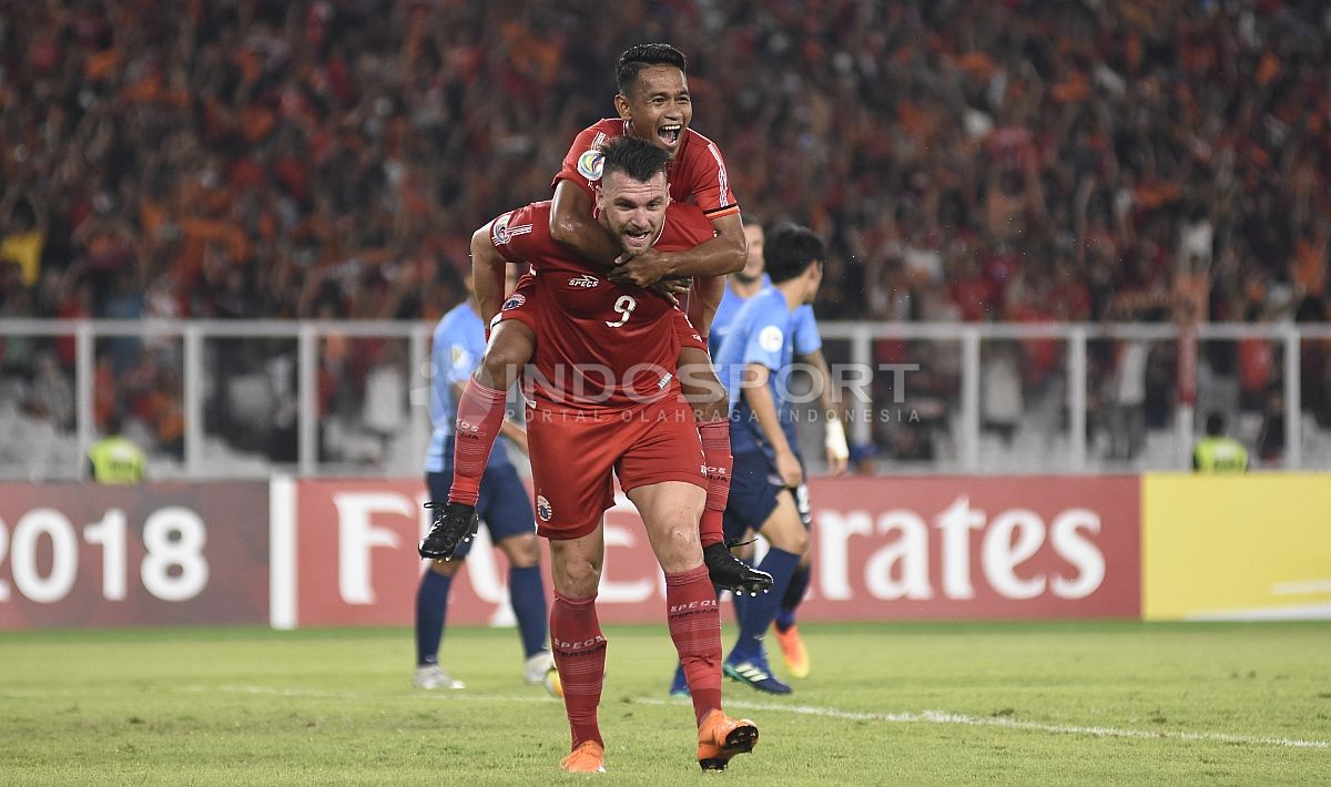 Selebrasi Marko Simic dengan Ramdani Lestaluhu usai mencetak gol ketiga. Copyright: © Herry Ibrahim/INDOSPORT