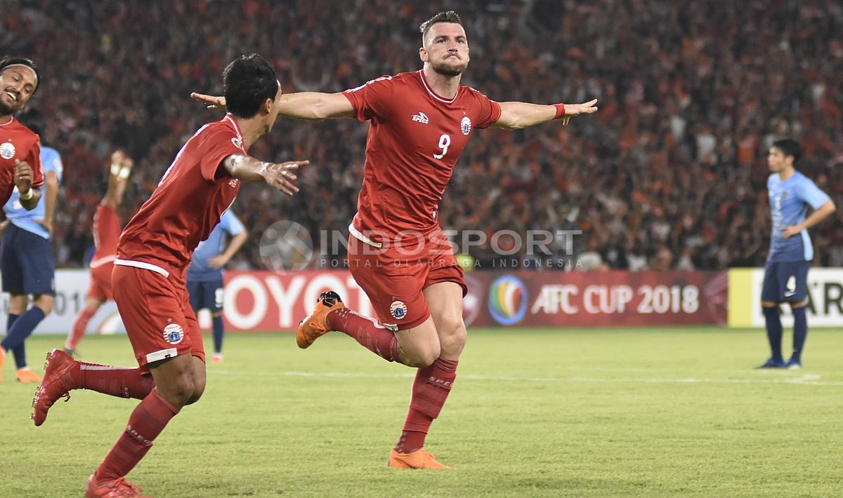 Selebrasi Marko Simic usai mencetak gol pertama ke gawang JDT. Copyright: © Herry Ibrahim/INDOSPORT