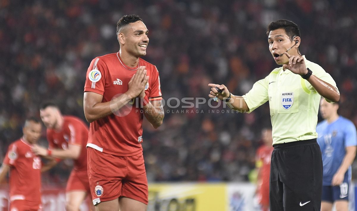 Protes Jaimerson Da Silva kepada wasit Sivakorn Pu-Udom tidak digubris. Copyright: © Herry Ibrahim/INDOSPORT