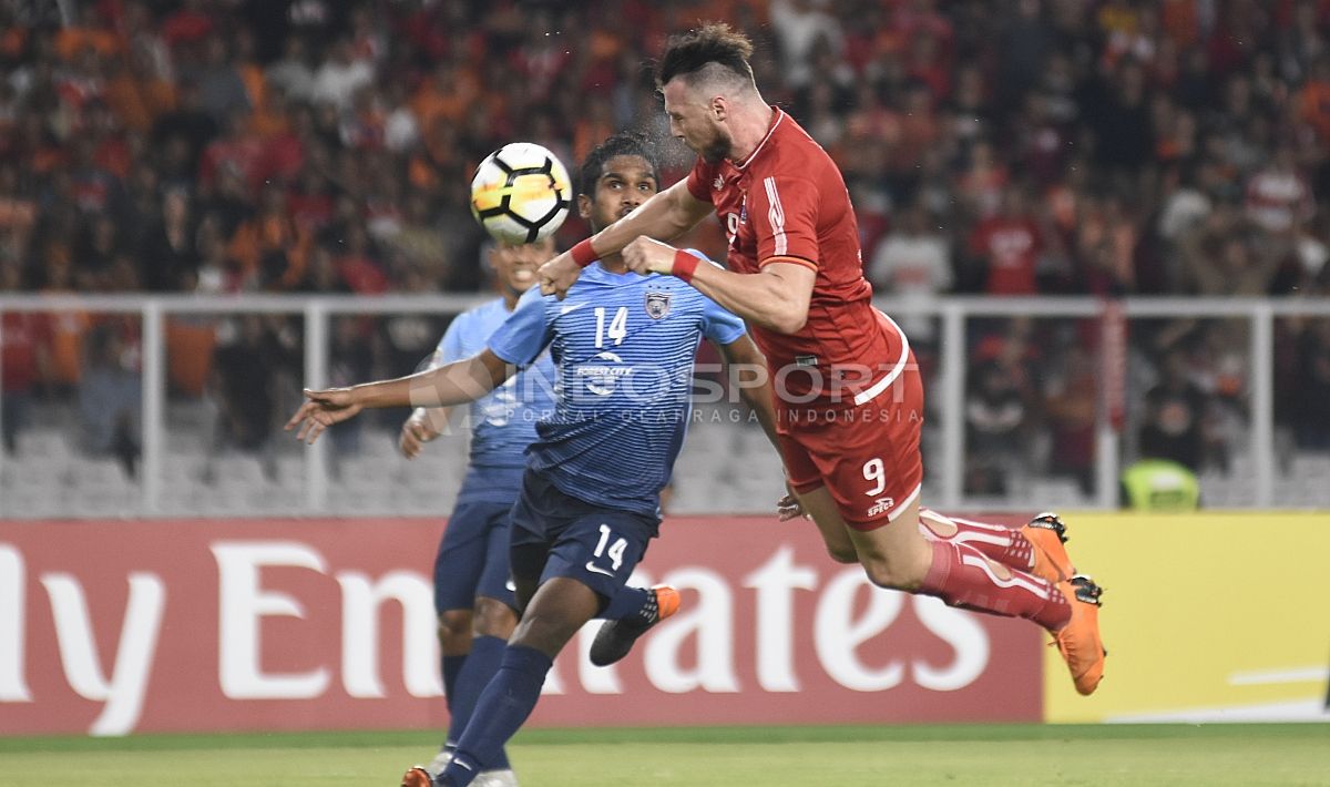 Riko Simanjuntak mendapat pengawalan ketat dari pemain Tampines Rovers. Copyright: © Herry Ibrahim/INDOSPORT