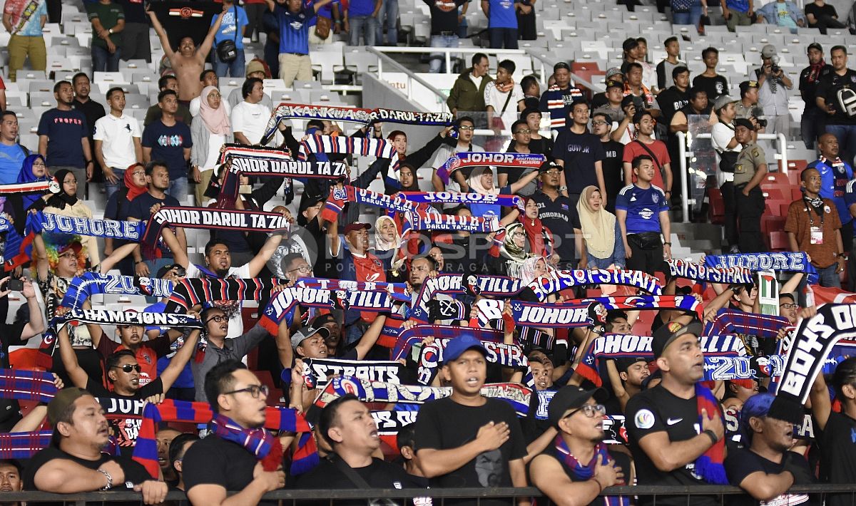 Para suporter JDT yang hadir langsung ke GBK. Copyright: © Herry Ibrahim/INDOSPORT