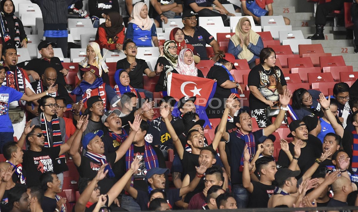 Para suporter JDT yang hadir langsung ke GBK. Copyright: © Herry Ibrahim/INDOSPORT