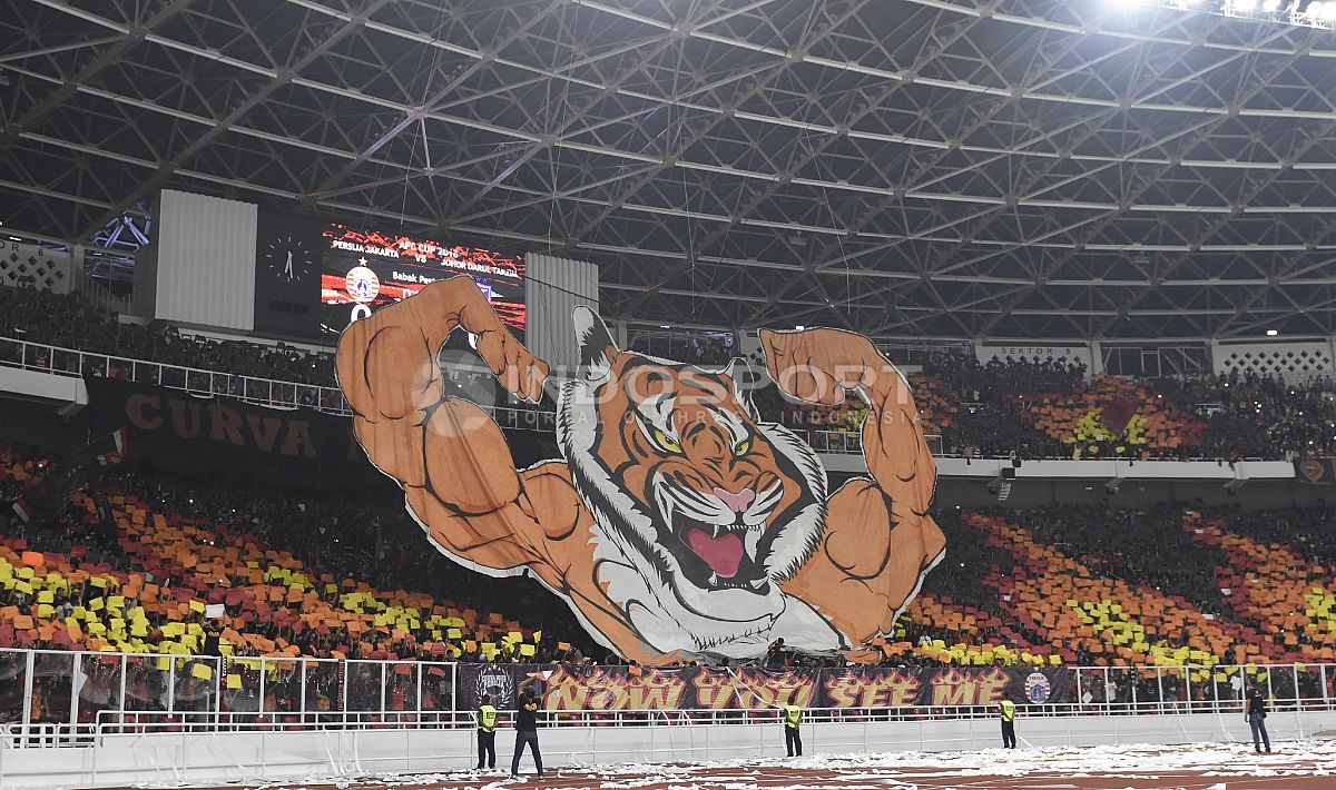 Koreografi Jakmania sebelum laga dimulai. Copyright: © Herry Ibrahim/INDOSPORT