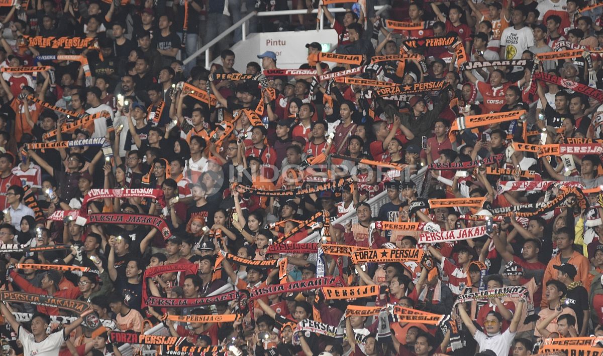 Para suporter Jakmania. Copyright: © Herry Ibrahim/INDOSPORT