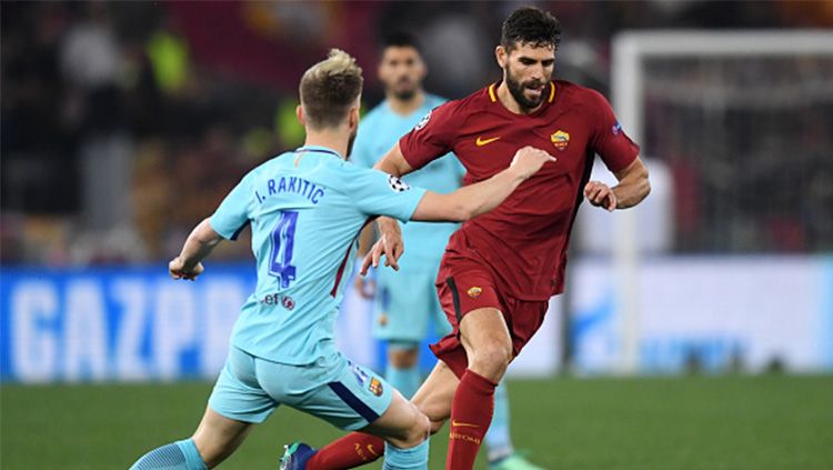 Federico Fazio (kiri) berjibaku menghadapi Sadio Mane. Copyright: Â© AS Roma