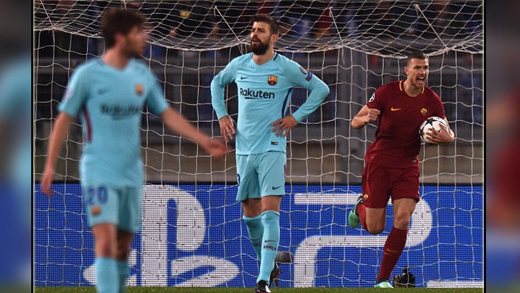 Edin Dzeko (kanan) merayakan selebrasi usai mencetak gol ke gawang Barcelona. Copyright: © Getty Images