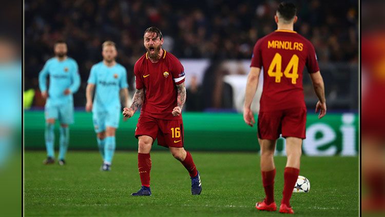 Selebrasi gelandang AS Roma, Danille De Rossi usai mencetak gol ke gawang Barcelona. Copyright: © Getty Images