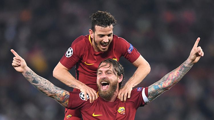 Selebrasi Danille De Rossi (bawah) dan Alessandro Florenzi, dua pemain AS Roma. Copyright: © Getty Images