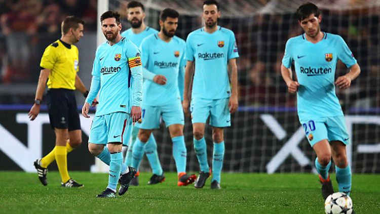 Ekspresi kekecewaan Barcelona saat gawang mereka dijebol sebanyak tiga kali oleh AS Roma. Copyright: © Getty Images