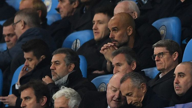 Pep Guardiola, Pelatih Man City harus duduk di bangku tribun penonton. Copyright: © Getty Images