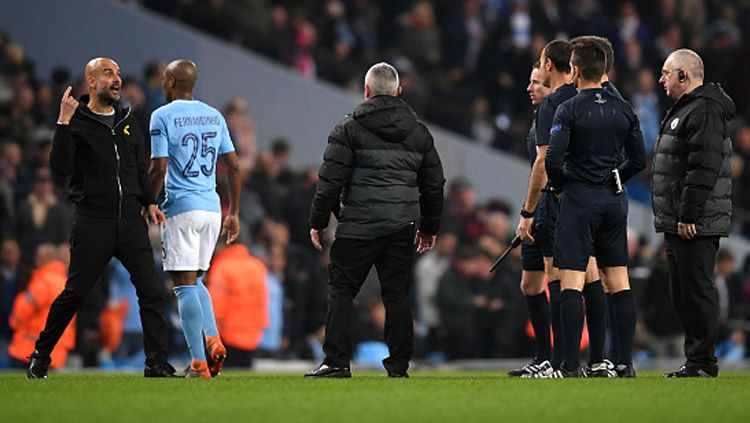 Aksi protes Pelatih Man City, Pep Guardiola terhadap wasit. Copyright: © Getty Images