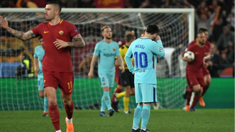 Lionel Messi tertunduk lesu usai Barcelona disingkirkan oleh AS Roma (11/04/18). Copyright: © Andreas Solaro