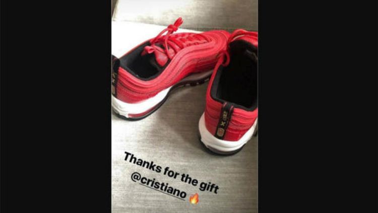 Kado sepatu dari Cristiano Ronaldo untuk Rashford. Copyright: © Instagram/Marcus Rashford