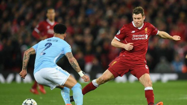 Kaus kaki bolong Kyle Walker saat Man City hadapi Liverpool. Copyright: © Mirror