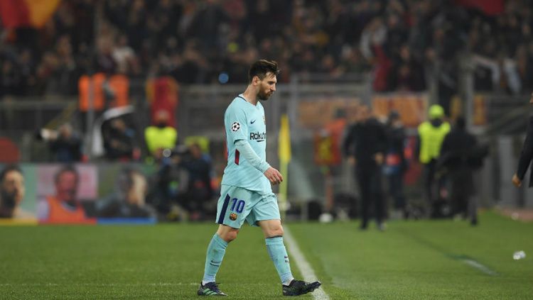 Lionel Messi tertunduk lesu usai Barcelona disingkirkan oleh AS Roma (11/04/18). Copyright: © Getty Images