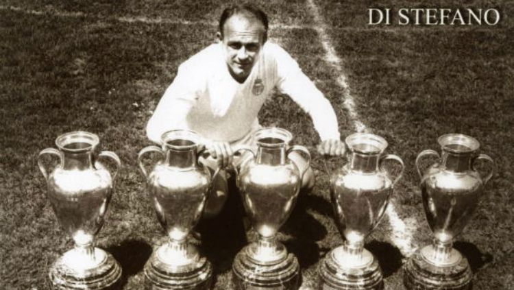 Alfredo Di Stefano dan jejeran trofi juara Eropa. Copyright: © Getty Images