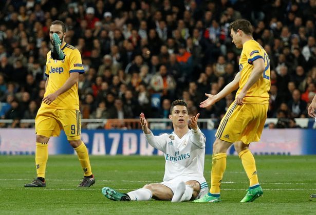 Ronaldo melepaskan sepatunya ke udara Copyright: © mirror.co.uk