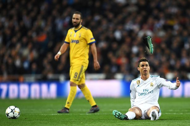 Ronaldo menghempaskan sepatunya ke udara Copyright: © mirror.co.uk