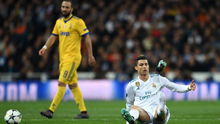 Sepatu Ronaldo terlepas saat pertandingan Copyright: © Getty Images