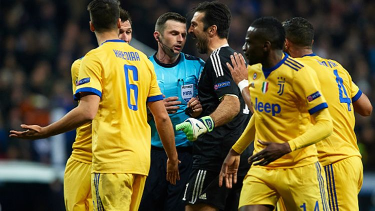 Pemain Juventus tengah beragumen dengan wasit, Michael Oliver. Copyright: © Getty Images