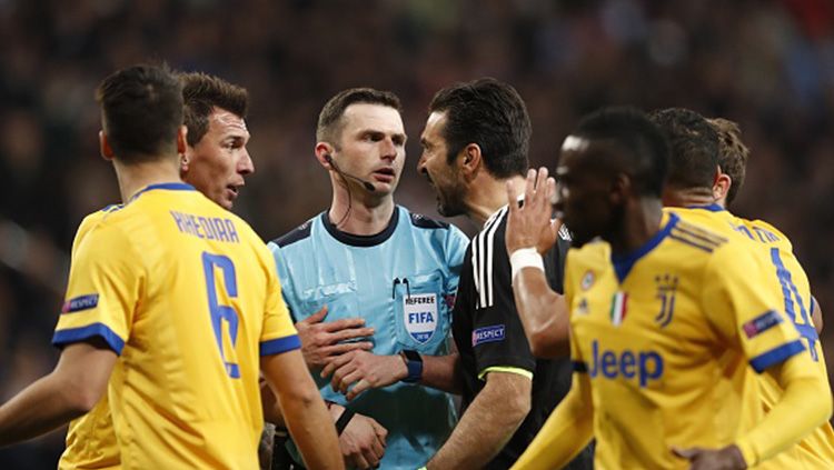 Pemain Juventus tengah beragumen dengan wasit, Michael Oliver. Copyright: © Getty Images