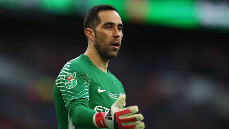 Klub Liga Chile, Colo-Colo, kabarnya tertarik mendatangkan kiper Manchester City, Claudio Bravo. Copyright: © Getty Images