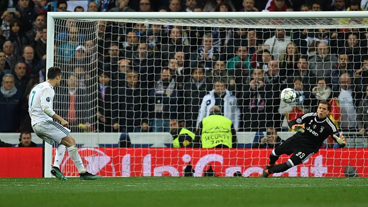 Cristiano Ronaldo berhasil membobol gawang Wojciech Szczesny dari kotak penalty. Copyright: © Getty Images