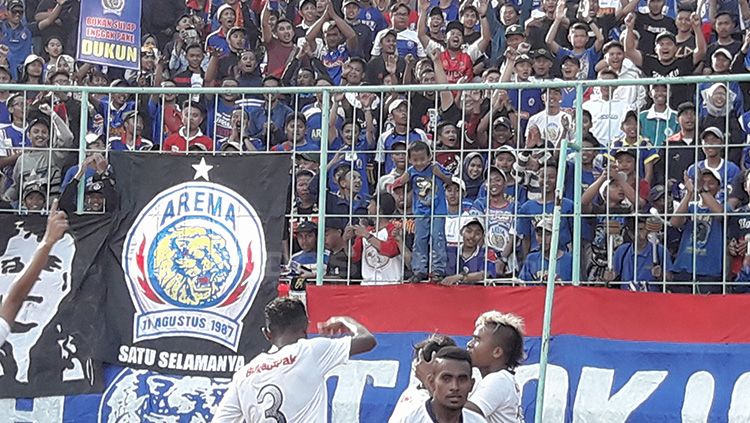 Suporter Arema Indonesia, Aremania. Copyright: © Ian Setiawan/INDOSPORT