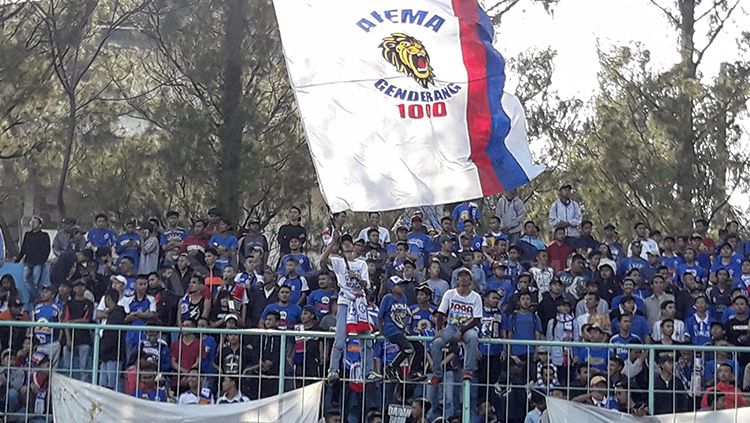 Suporter Arema Indonesia. Copyright: © Ian Setiawan/INDOSPORT