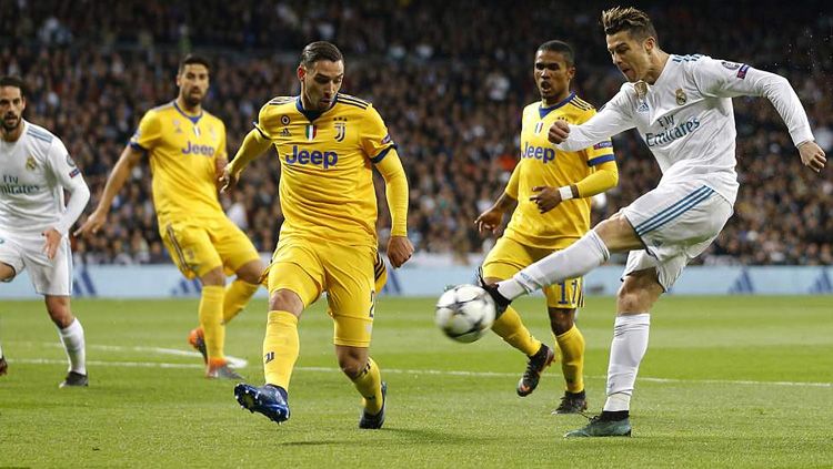 Beberapa pemain Juventus tengah menghalau tendangan dari Cristiano Ronaldo. Copyright: © Getty Images