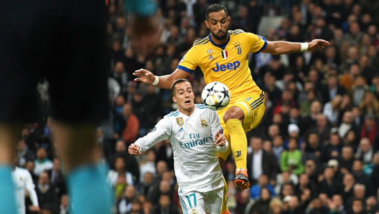 Lucas Vazquez (bawah) berduel dengan Mehdi Benatia. Copyright: © Getty Images