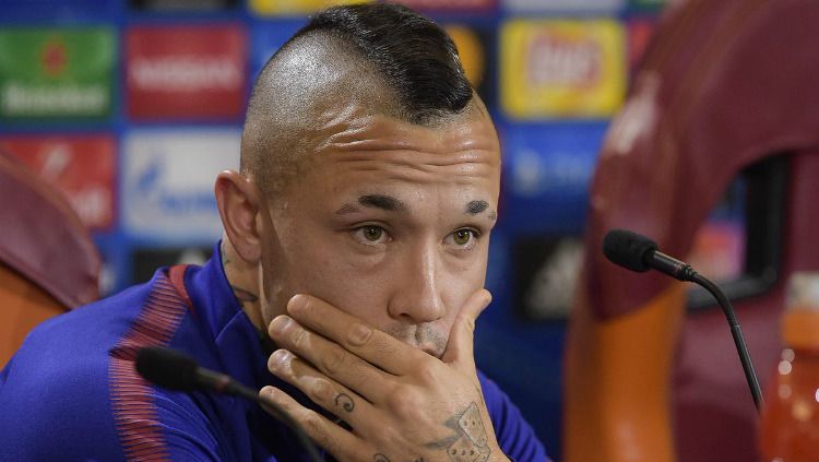 Radja Nainggolan saat konferensi pers Copyright: © twitter.com/@asromaen