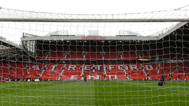 Pendukung klub Liga Inggris (Premier League), Manchester United kembali melontarkan kritikan kepada keluarga Glazer menyusul banjir di Stadion Old Trafford. Copyright: © Getty Images