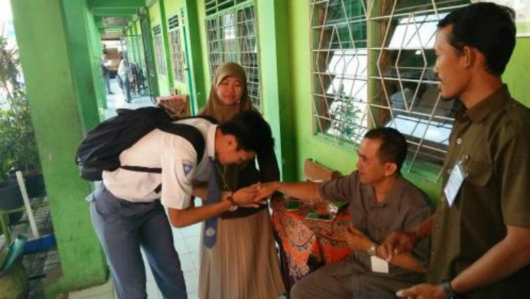 Feby Eka Putra tengah menjalani Ujian Nasional Berbasis Komputer. Copyright: © Berita Jatim