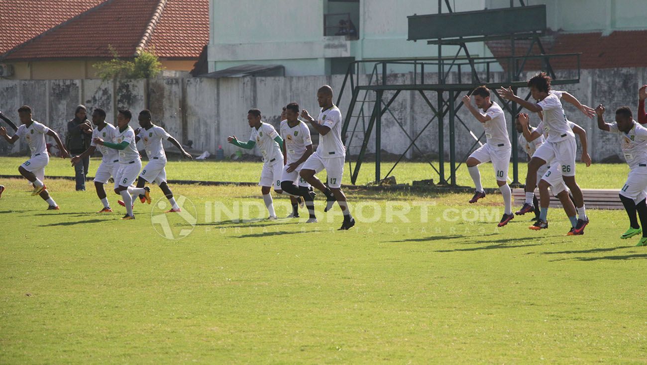 Seluruh pemain Persebaya saat melakukan pemanasan. Copyright: © Fitra Herdian/INDOSPORT.COM