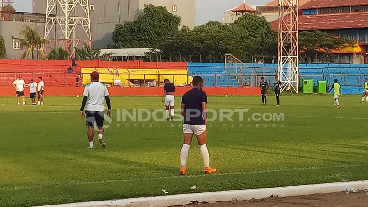 Bruce Djite (Pemain Asing PSM) sedang berlatih khusus ditemani tim medis PSM Makassar. Copyright: Â© Wira Wahyu Utama/INDOSPORT.COM