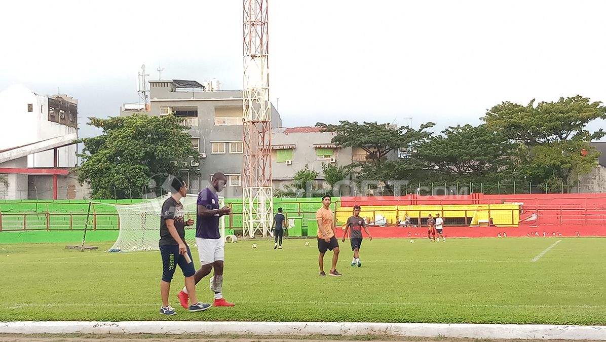 Bruce Djite (Pemain Asing PSM) sedang berlatih khusus ditemani tim medis PSM Makassar. Copyright: © Wira Wahyu Utama/FOOTBALL265.COM